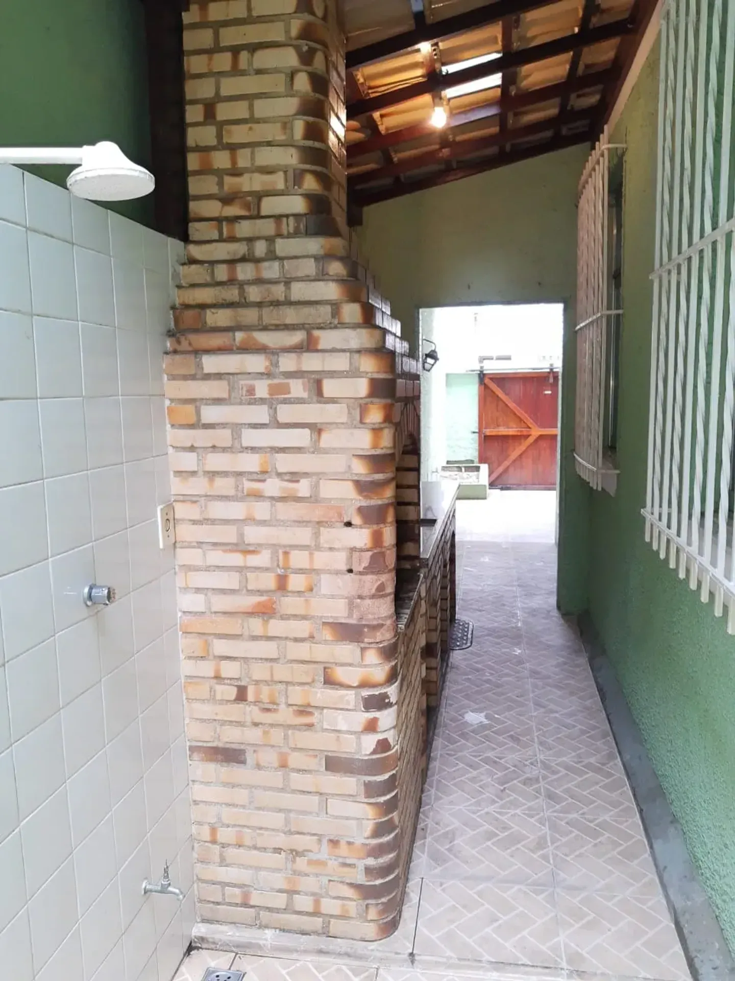 Bathtub in a 5-bedroom house, 240 m² — photo 55