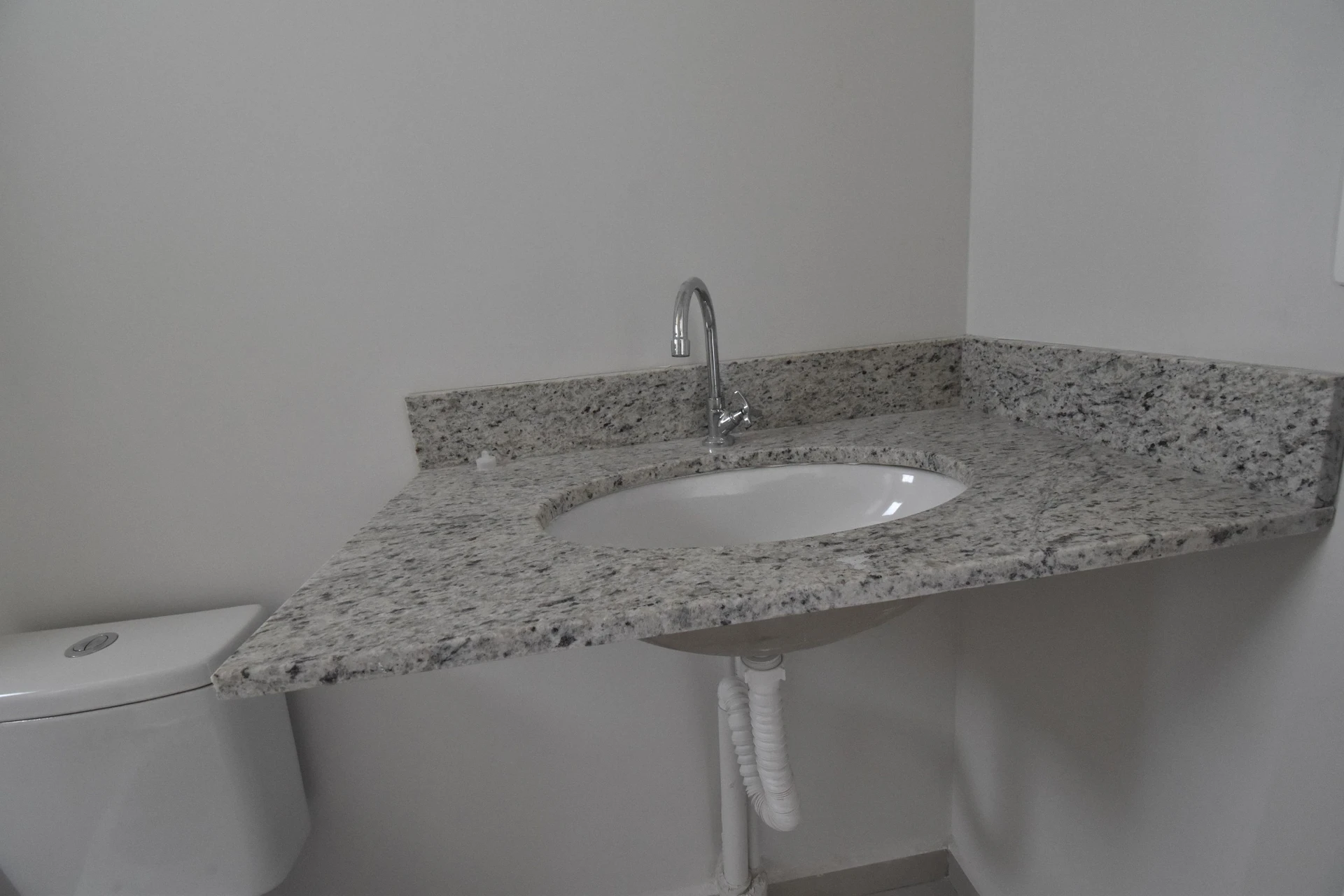 Balcony with a grill in a 3-bedroom apartment, 64 m² — photo 4