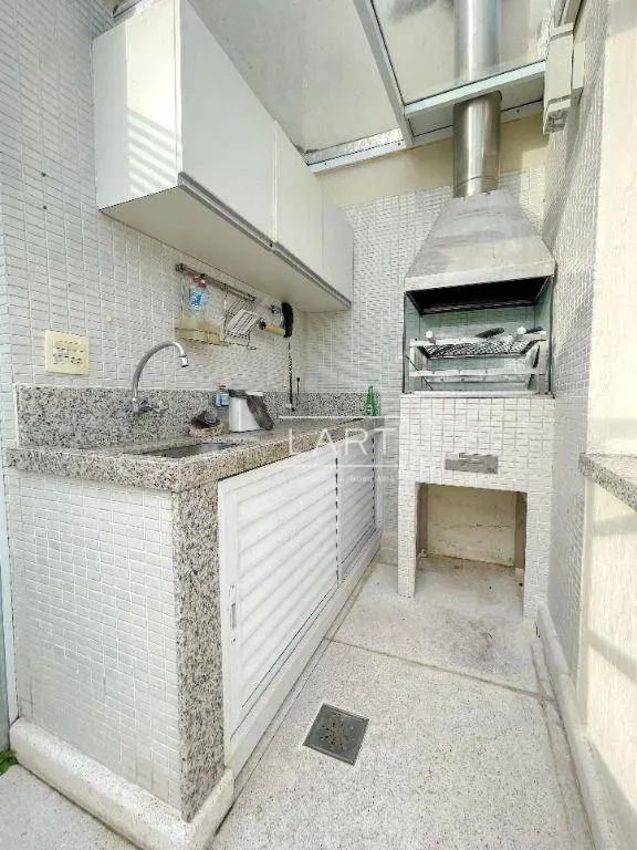 4-bedroom penthouse-style home with 324 m² kitchen — photo 30
