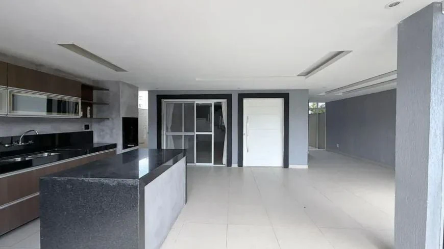 House, 350 m², with a grill on the balcony