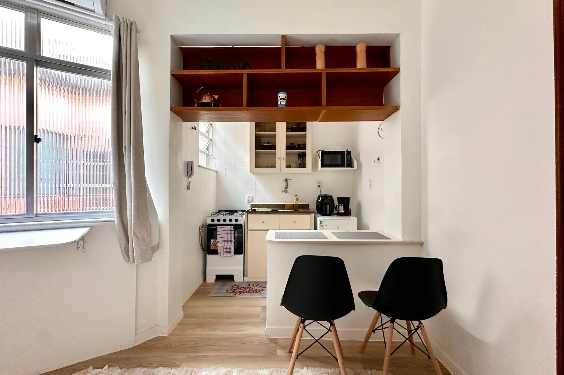 Furnished 1-bedroom apartment with kitchenette and gas stove — photo 2