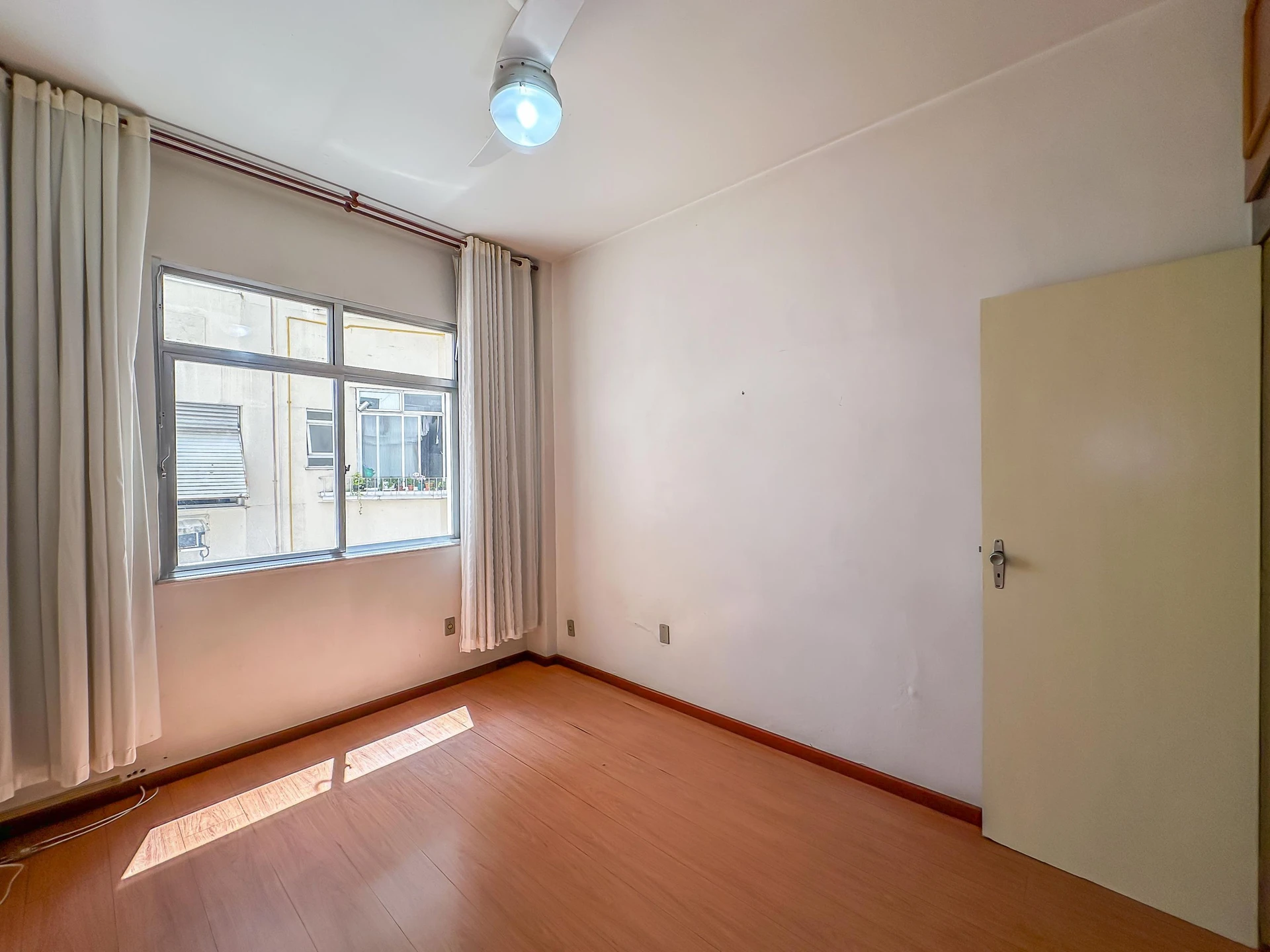140 m² apartment with a jacuzzi and a bathtub — photo 16