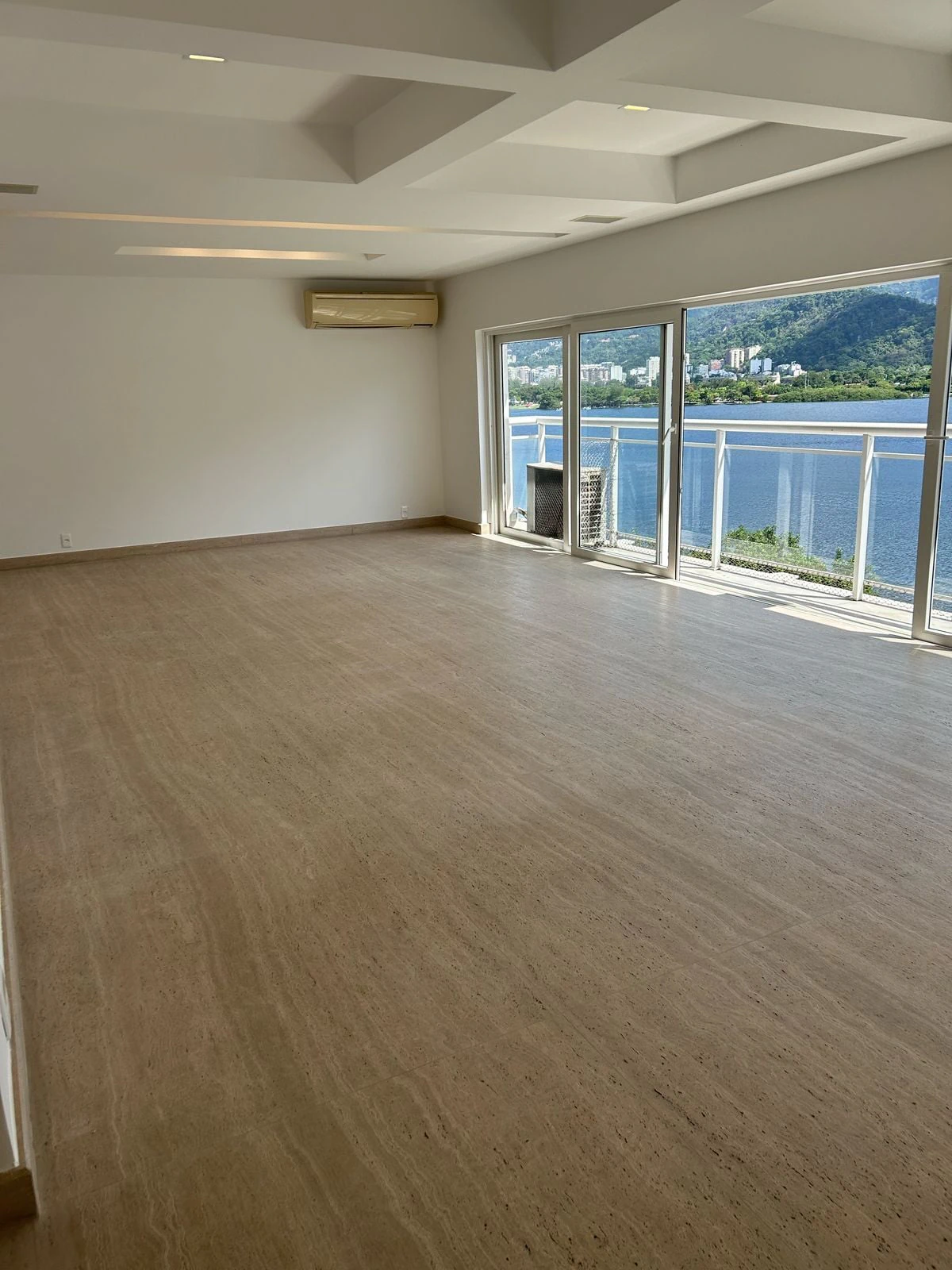 208 m² apartment with a bathtub and a water view — photo 3