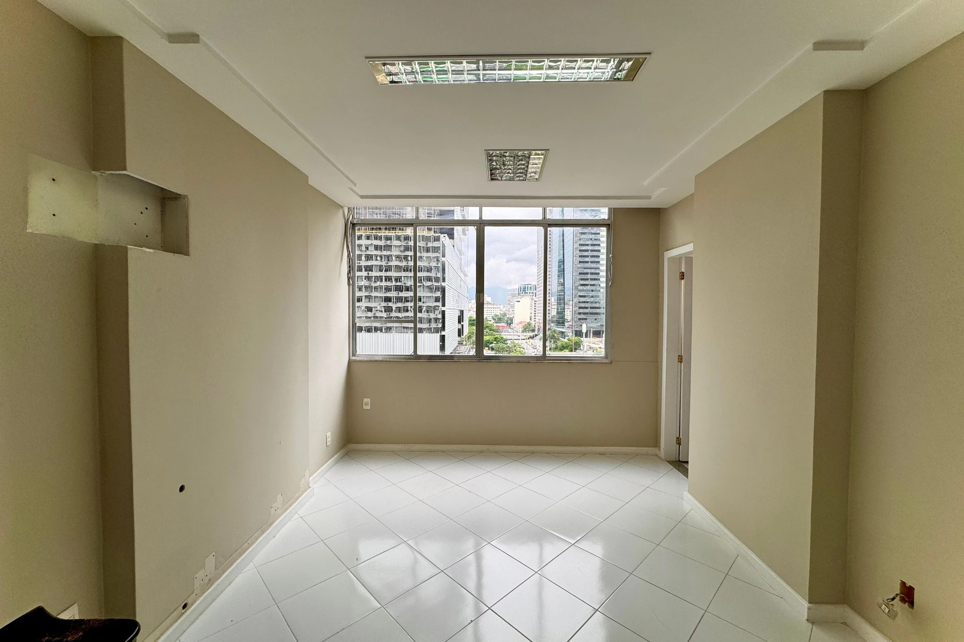 Furnished 2-bedroom apartment with 1 suite and balcony — photo 28