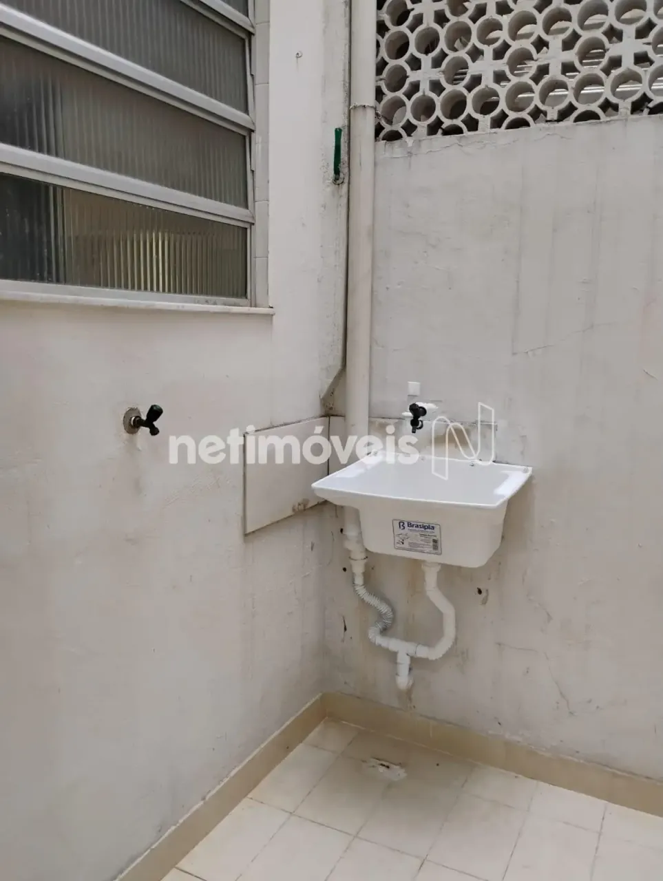 1-bedroom apartment with a laundry area — photo 15