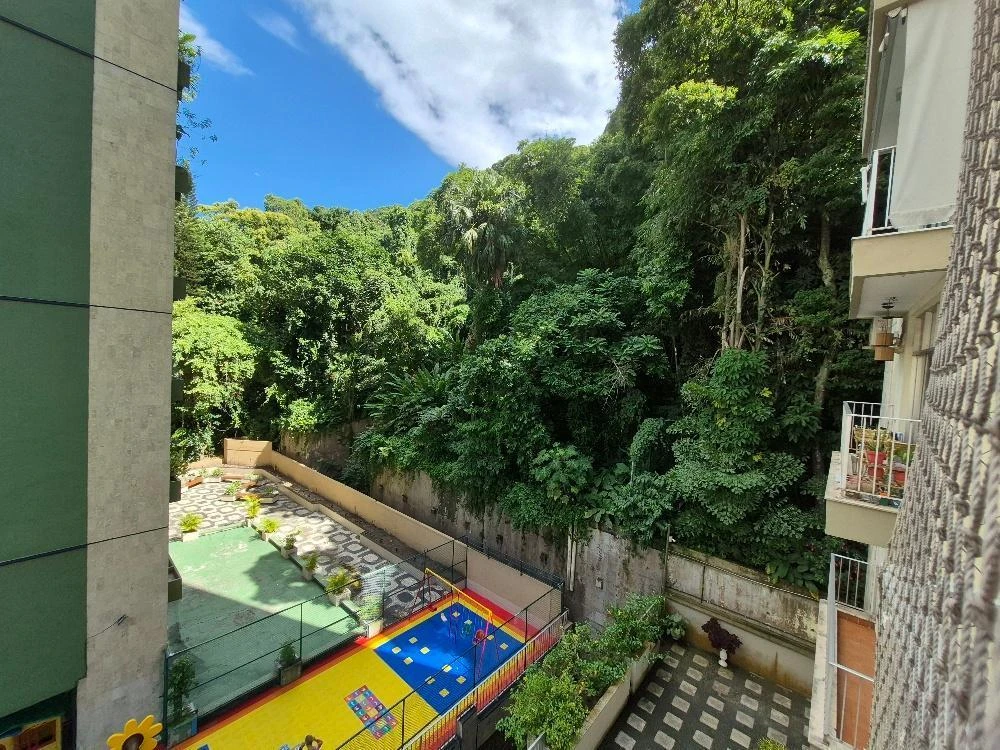 3-bedroom apartment with a mountain view in Rio de Janeiro — photo 11