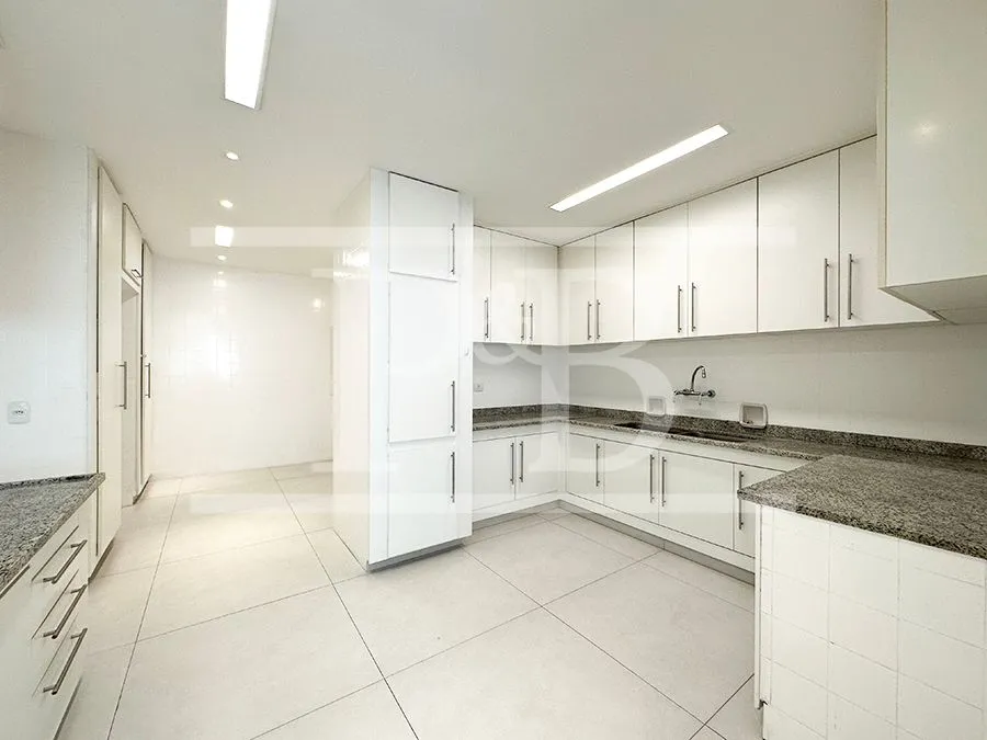 250 m² apartment with 4 bedrooms and a glassed-in balcony — photo 31