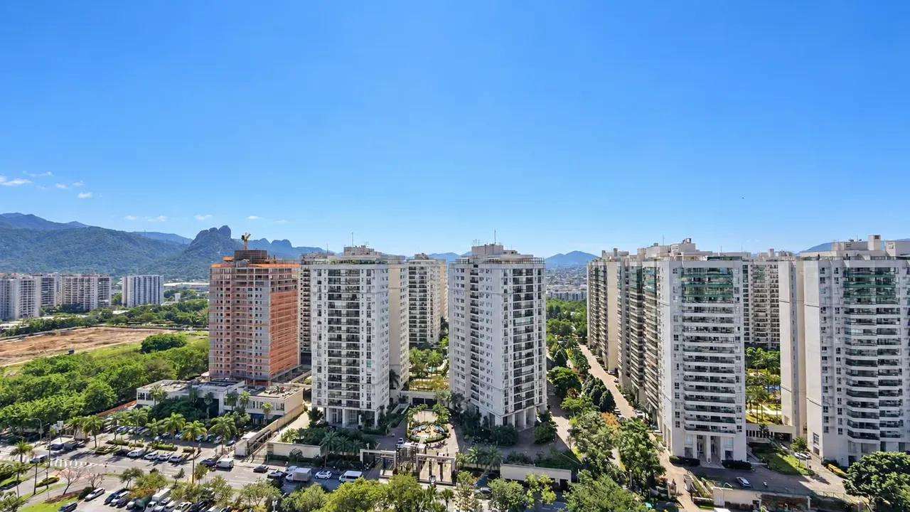 3-bedroom apartment with a mountain view in Rio de Janeiro — photo 15