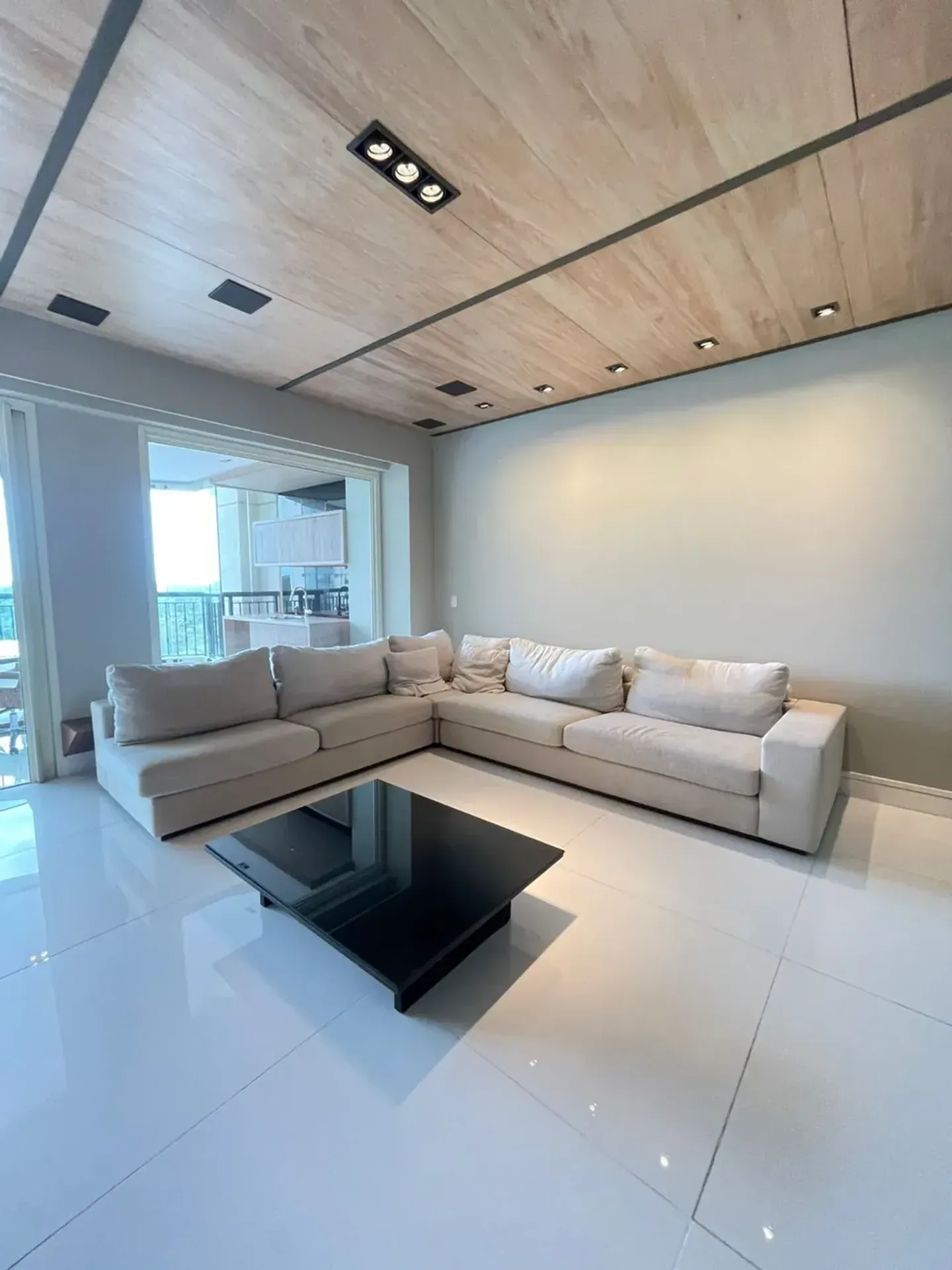 Furnished 3-bedroom apartment with glassed balcony — photo 7