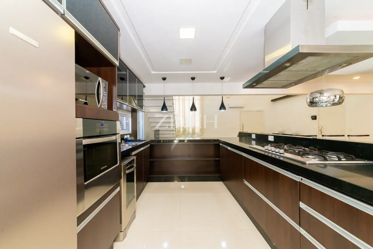 4-bedroom house with private garden — photo 12
