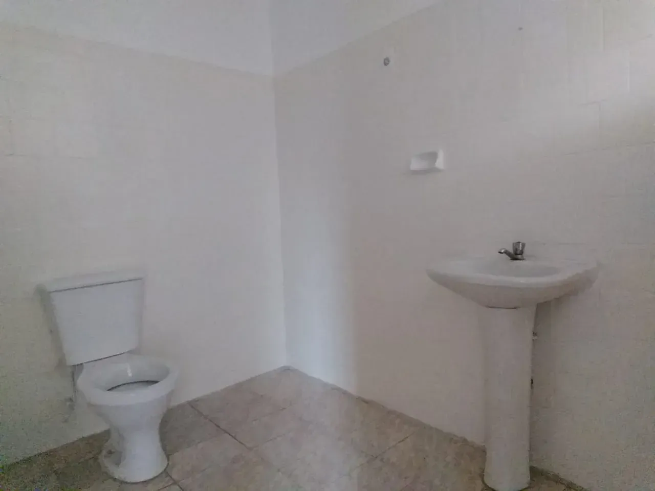 Unfurnished house with 4 bedrooms and 1 bathroom