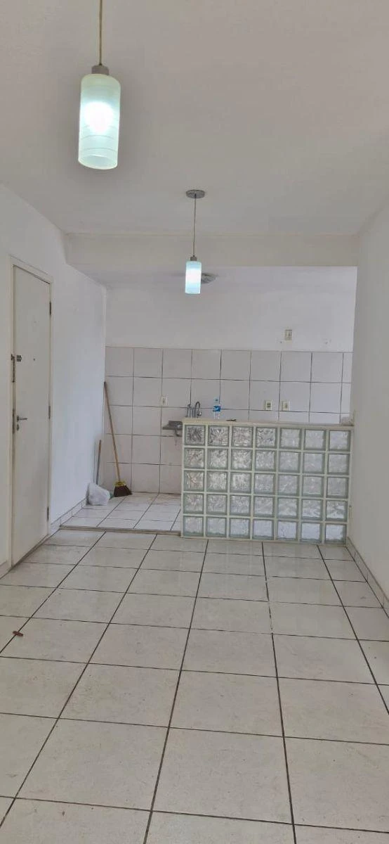 Apartamento de 2 quartos em condomínio com piscina