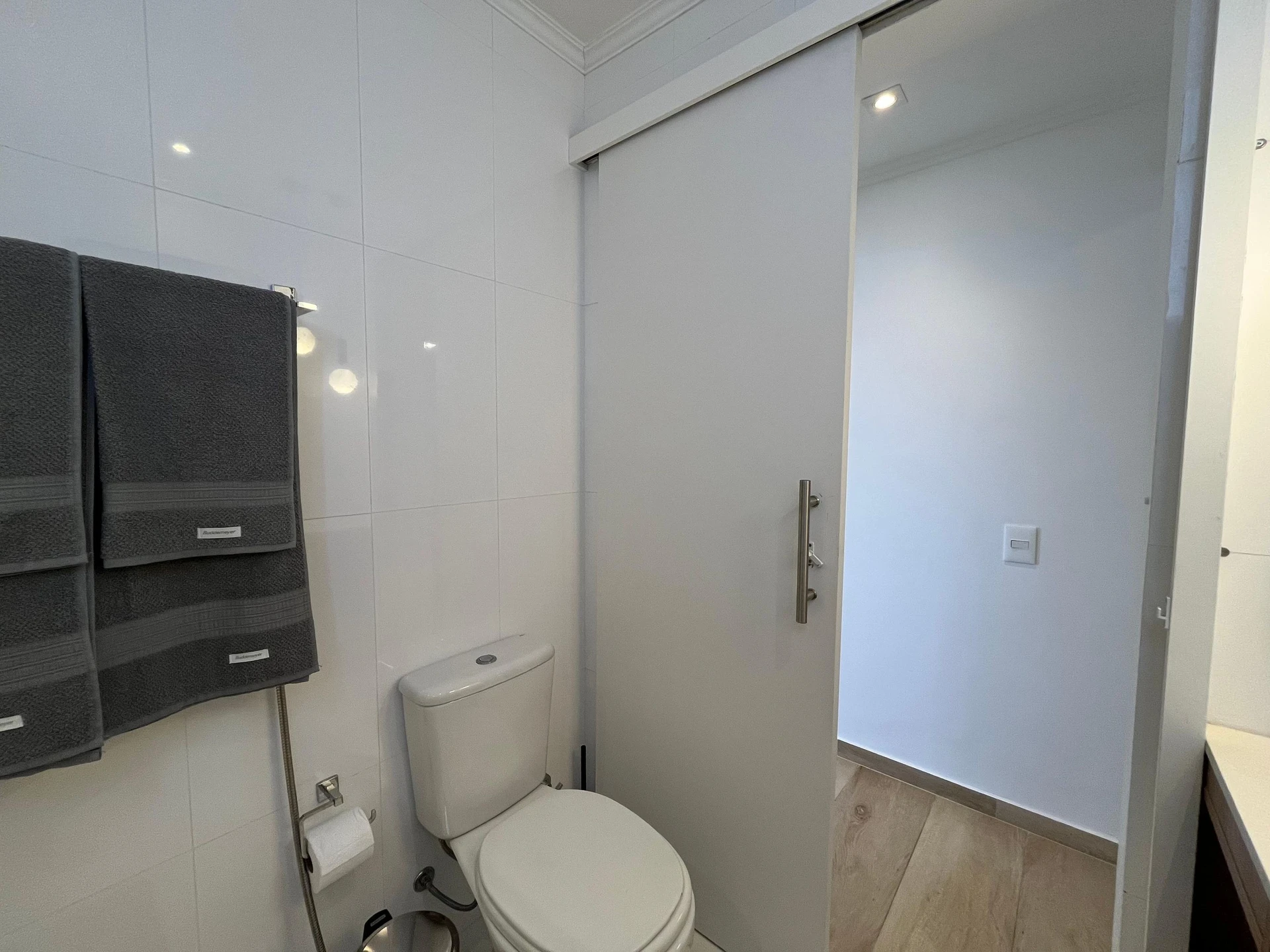 Glass-enclosed balcony in a one-bedroom apartment, 56 m² — photo 23