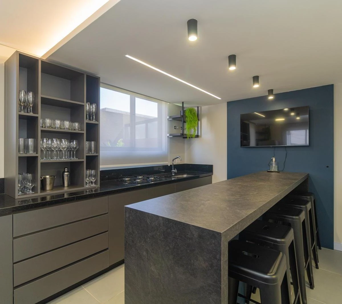 2-bedroom apartment in a building with a gym — photo 5