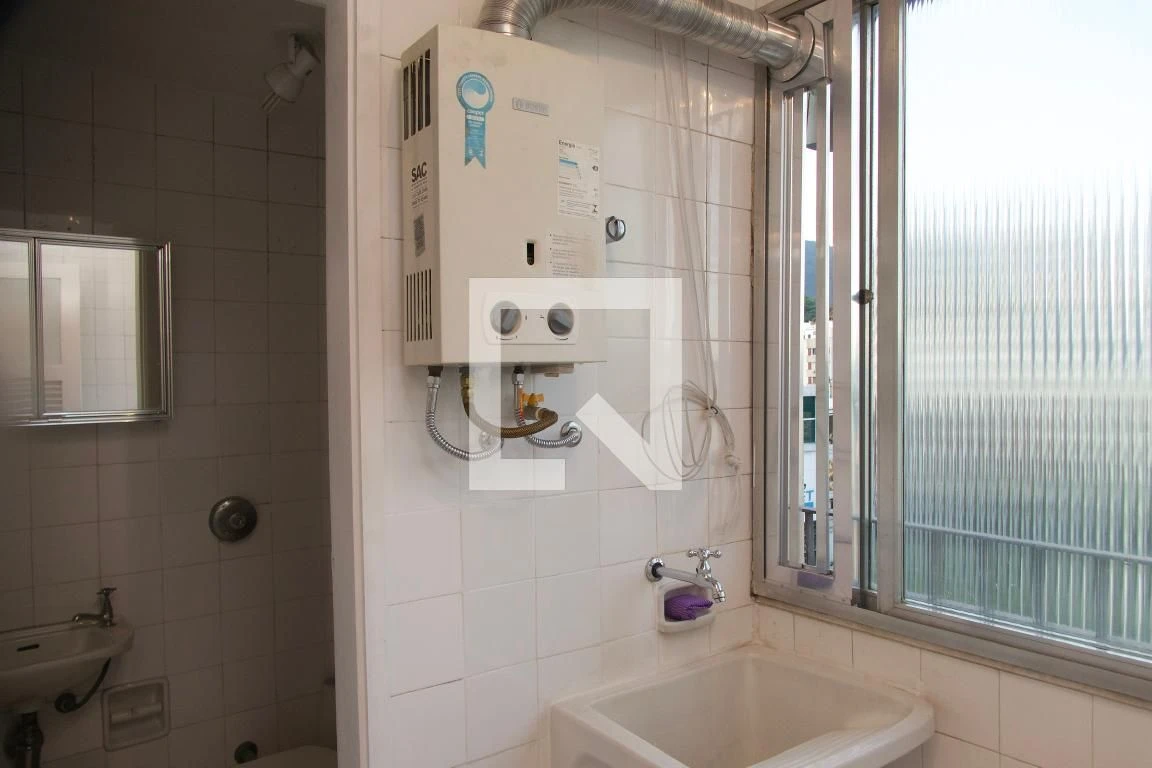 1-bedroom apartment with enclosed kitchen and balcony — photo 13