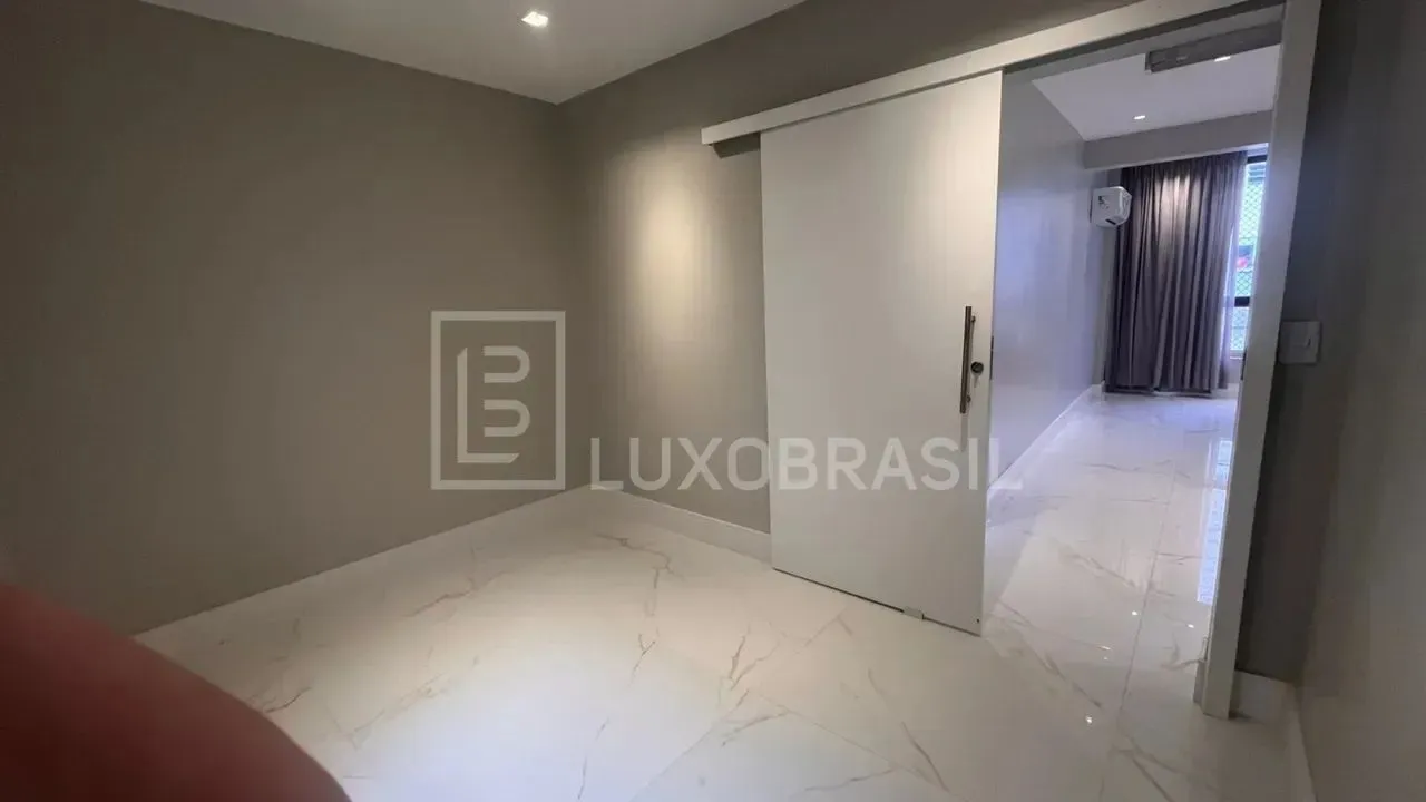 2-bedroom 2-bath apartment with an open-plan kitchen — photo 12