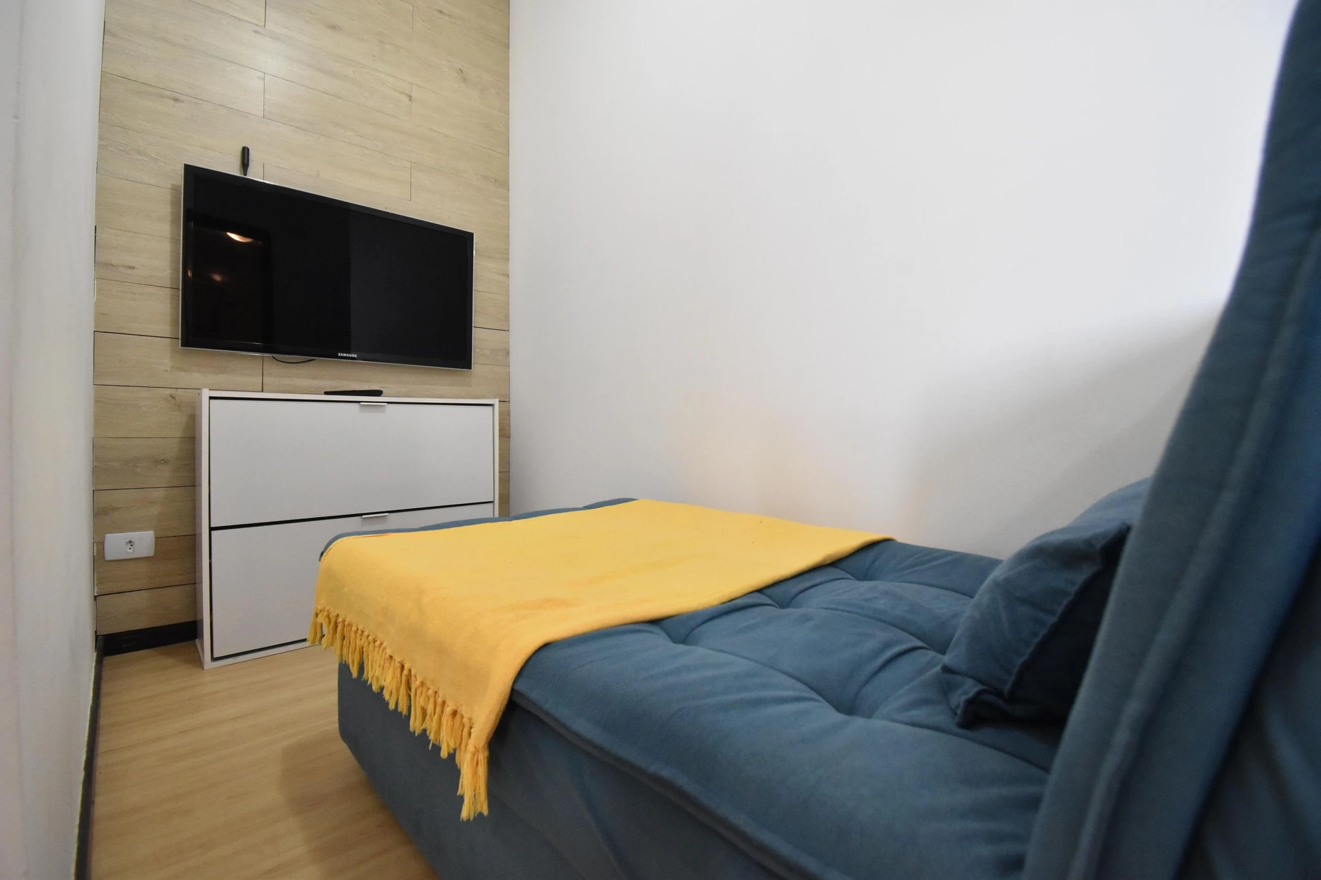 Furnished studio with 1 bedroom and 1 bathroom — photo 17