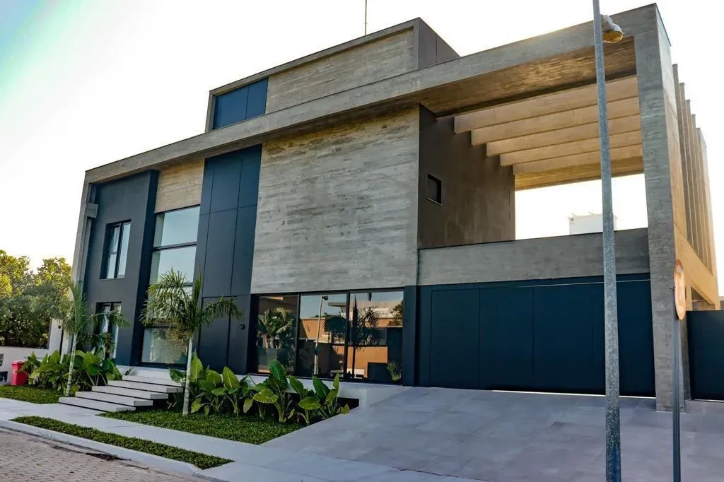 Casa mobiliada com 5 suítes e cozinha compacta