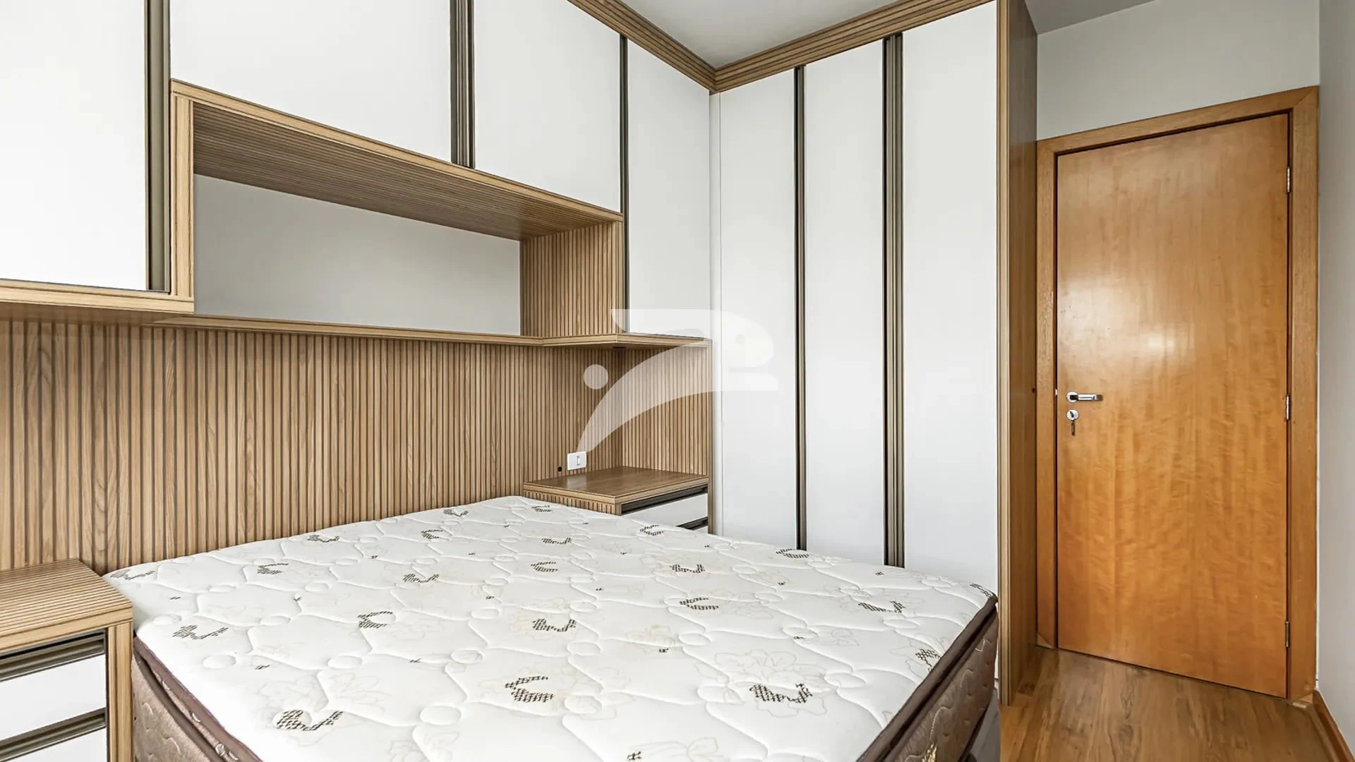 Furnished 1-bedroom apartment with enclosed balcony — photo 16