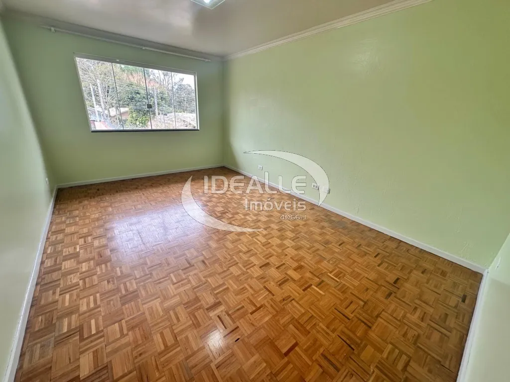 184 m² house with a built-in balcony grill