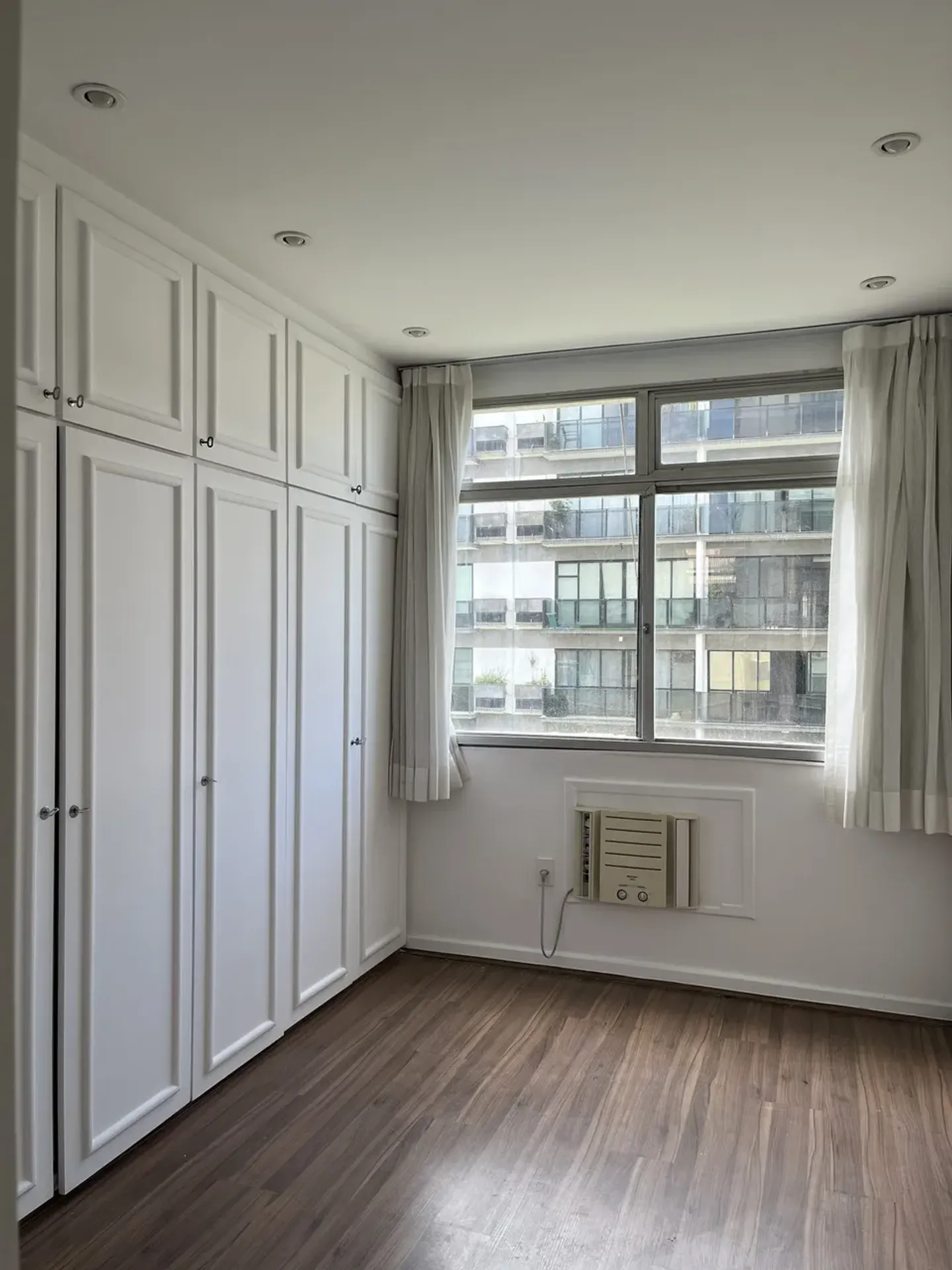 Wood or laminate floors in a 2-bedroom apartment, 80 m² — photo 3