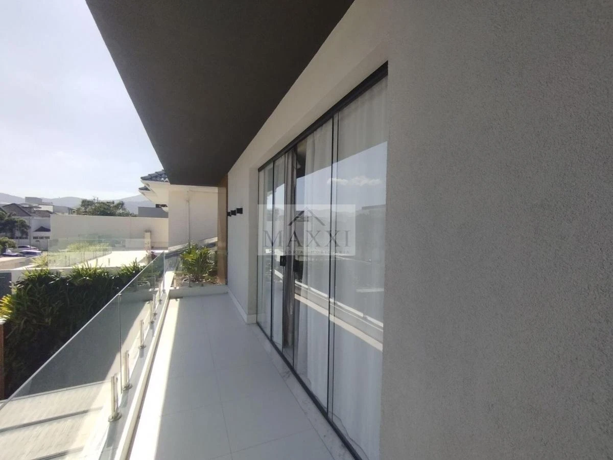 290 m² house with 3 en-suite bedrooms and glass balcony — photo 21