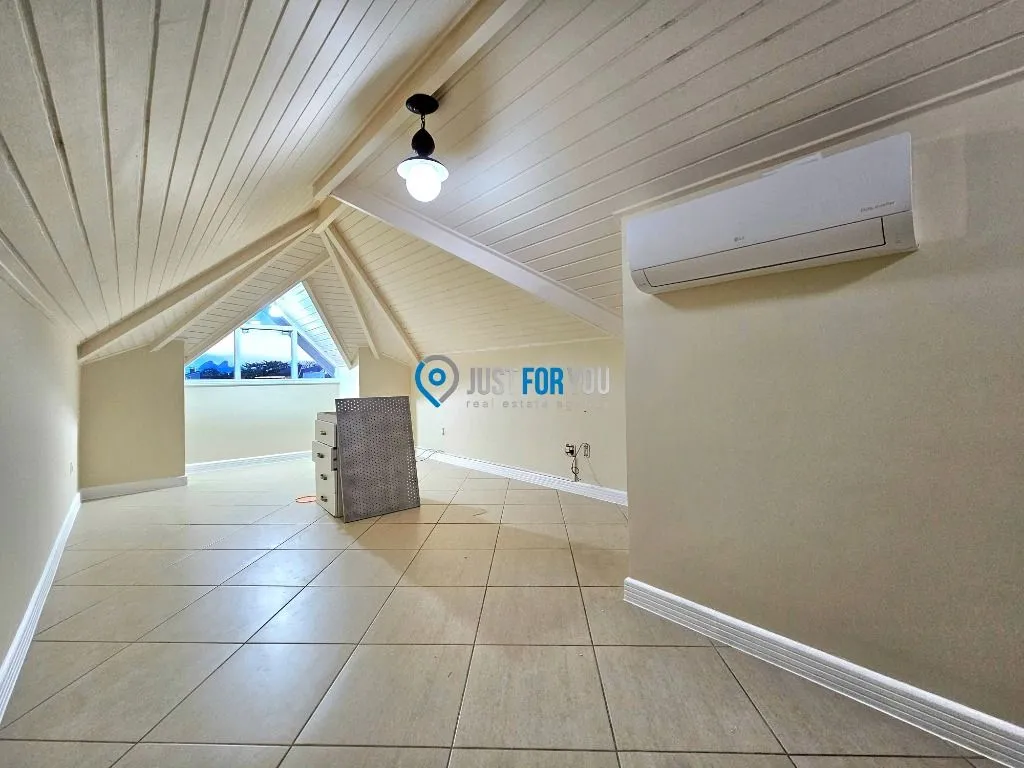House with 5 bedrooms, 300 m² and a closed gas kitchen — photo 39