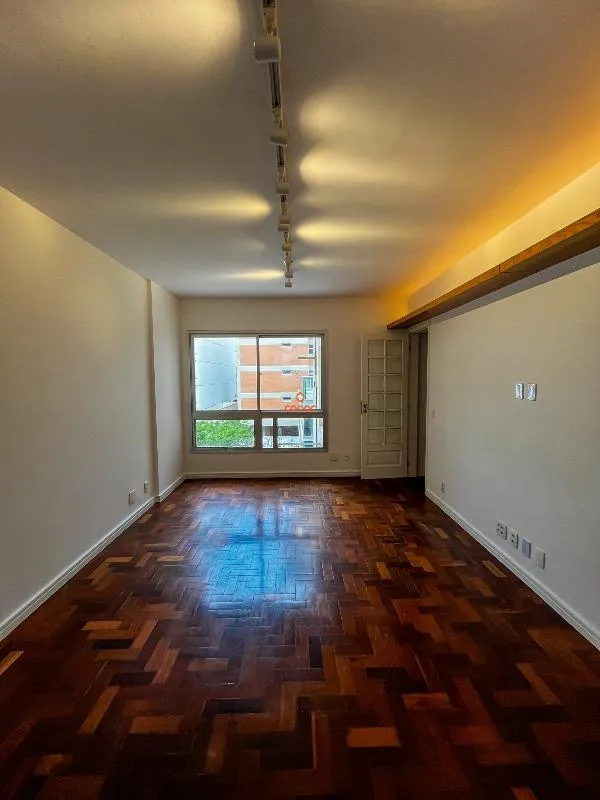 One-bedroom apartment with wood or laminate floors — photo 7