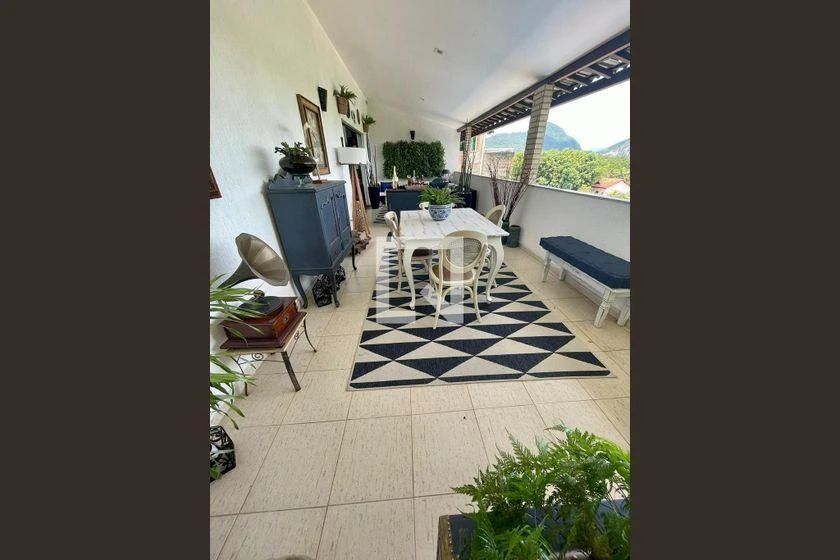 Furnished apartment, 492 m², with a glass-enclosed balcony