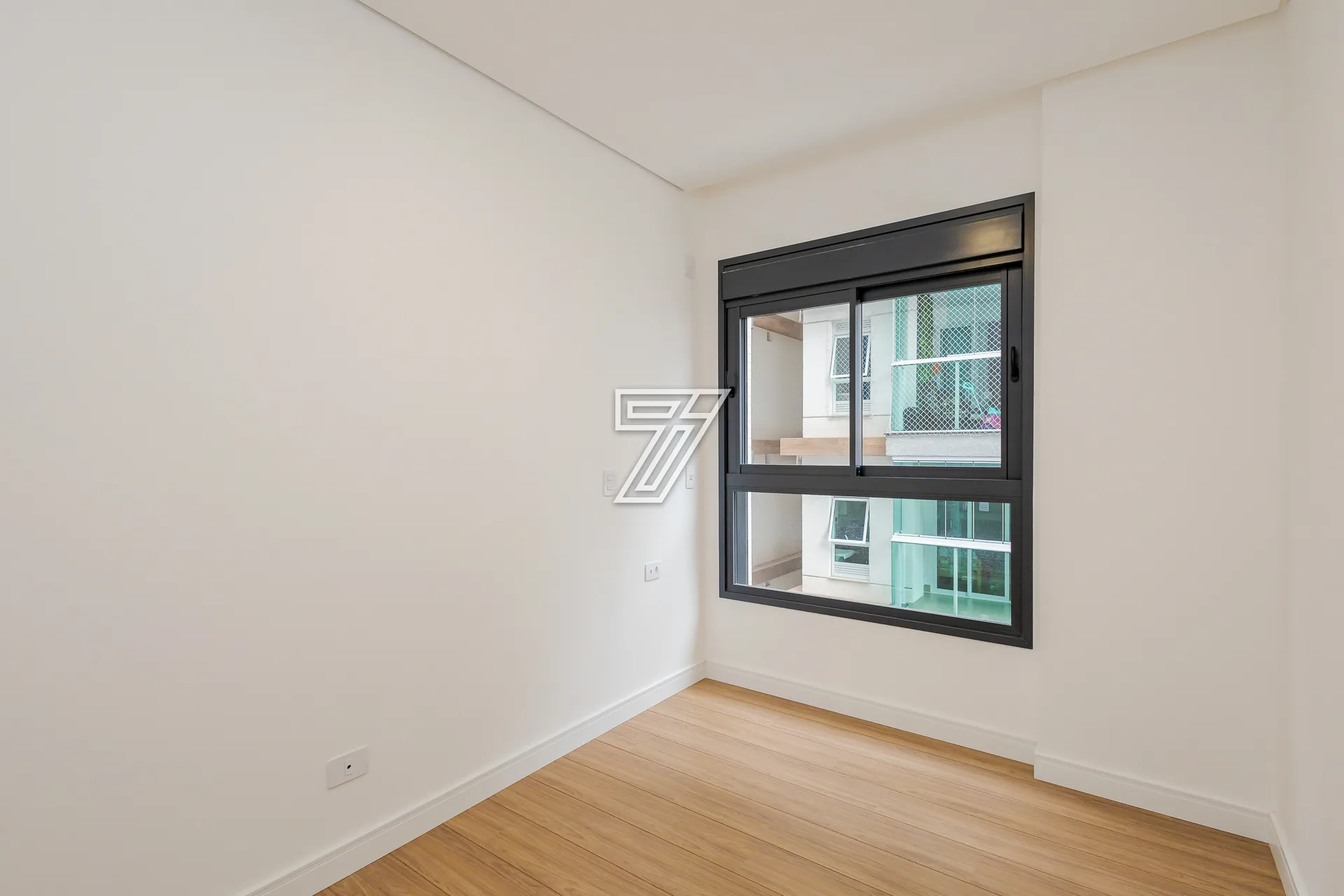2-bedroom apartment with suite, open kitchen and 2 parking — photo 46