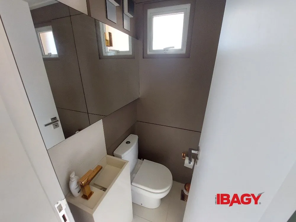 Furnished 2-suite apartment with enclosed balcony — photo 77