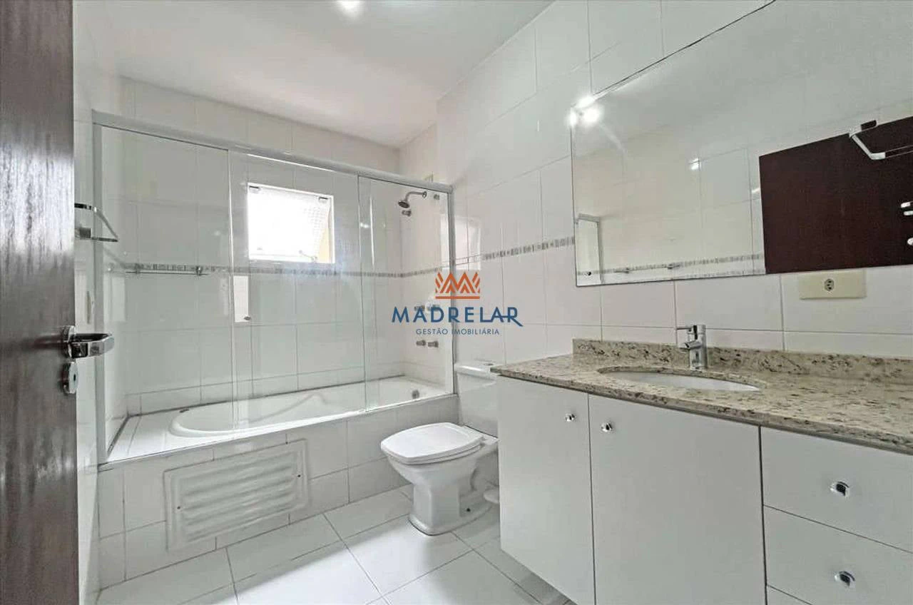 3-bedroom house with a bathtub in Curitiba — photo 15