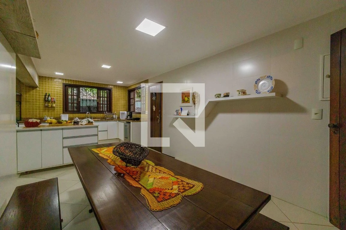 4-bedroom house with a walk-in closet in Rio de Janeiro — photo 44