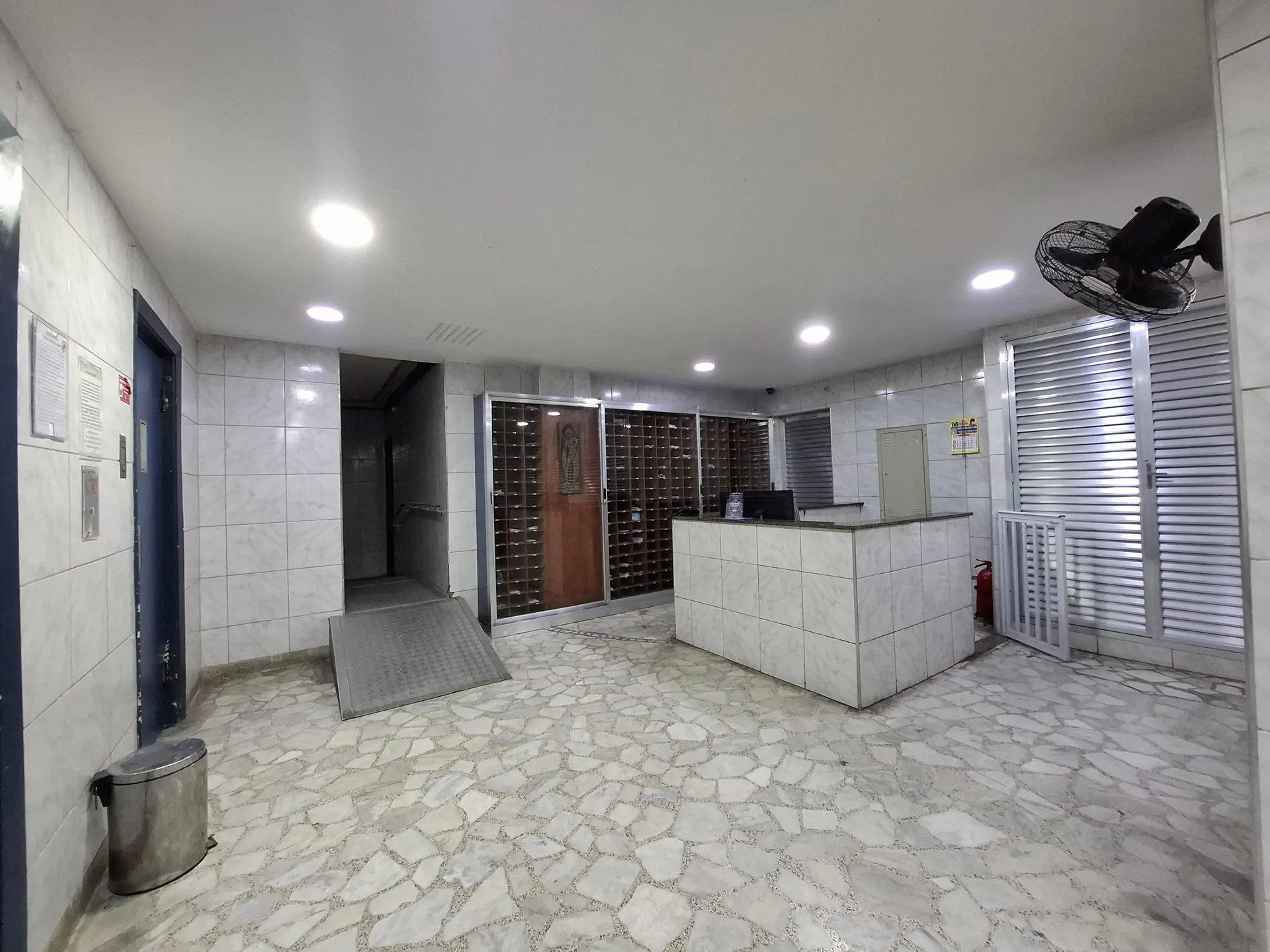 Balcony with a grill in a 2-bedroom apartment, 90 m² — photo 27