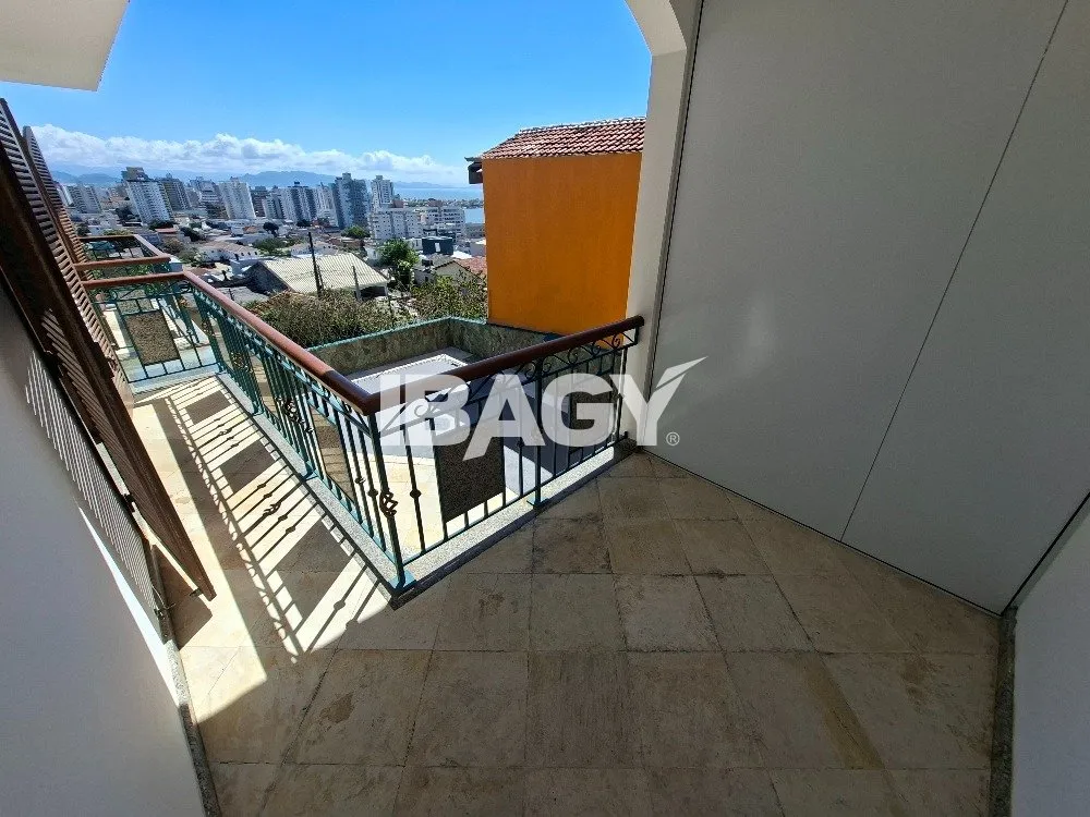 Apartamento mobiliado de 2 quartos com sacada envidraçada