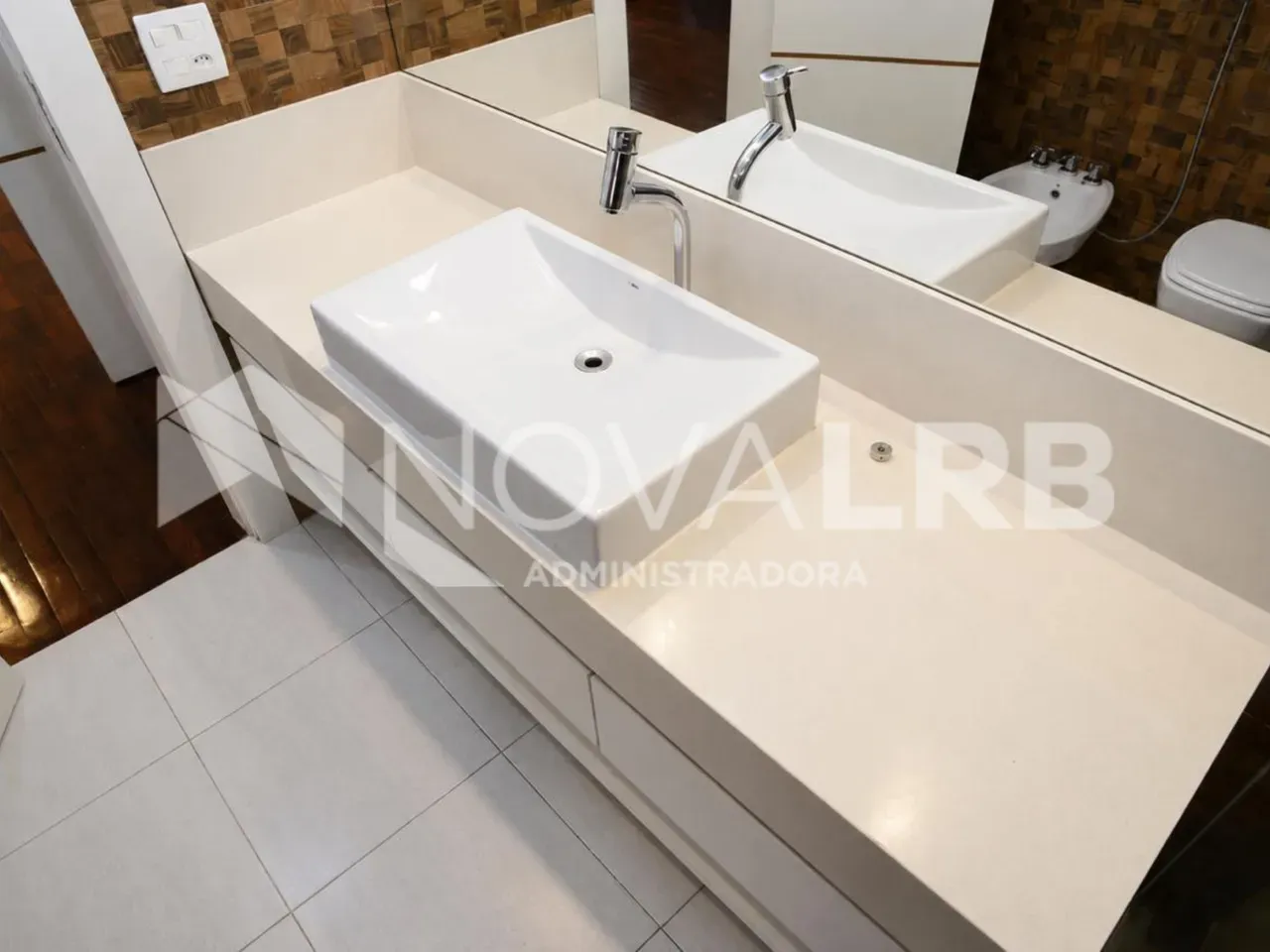 4-bedroom apartment with enclosed glass balcony — photo 46