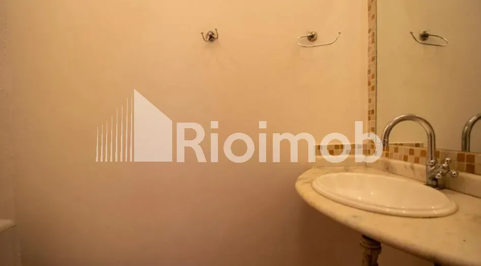 Casa de 4 dormitorios con 4 baños y parrilla embutida — photo 24