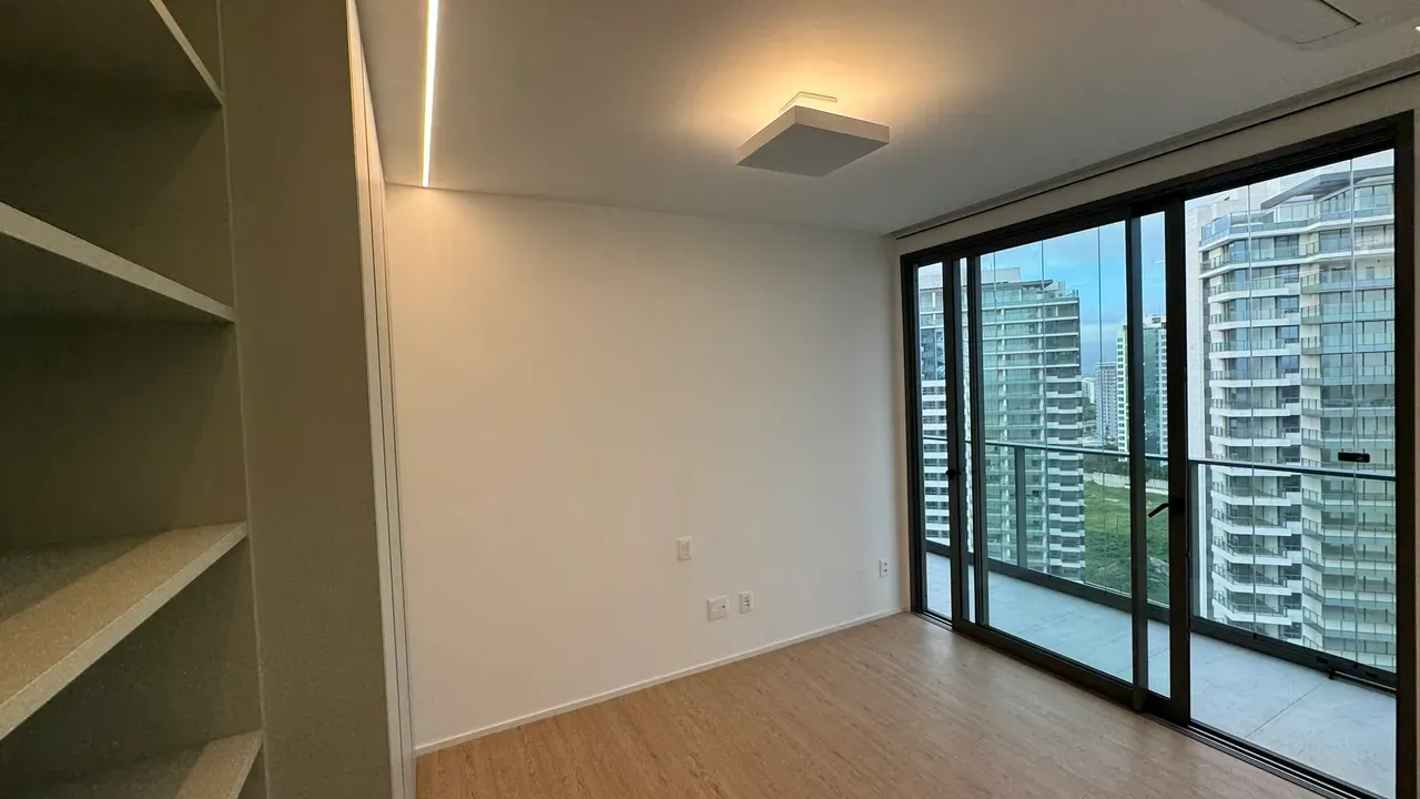 Apartment with 4 bedrooms, 5 bathrooms and enclosed balcony — photo 33