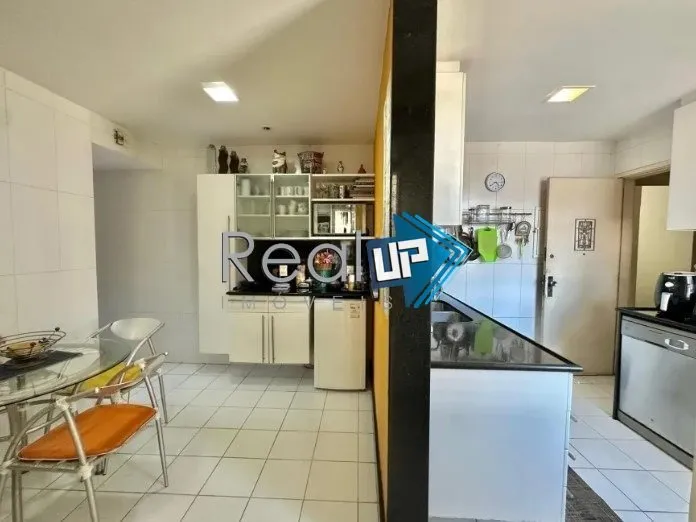 Apartamento com varanda de vidro e 4 quartos — photo 30