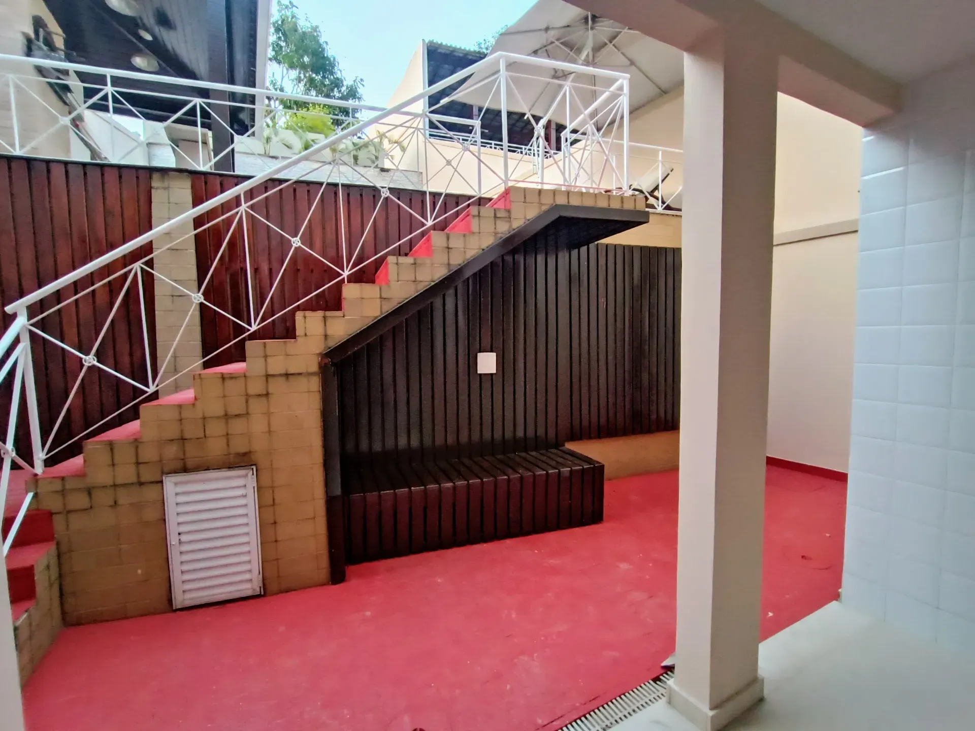 Unfurnished house with 4 bedrooms and 5 bathrooms — photo 32