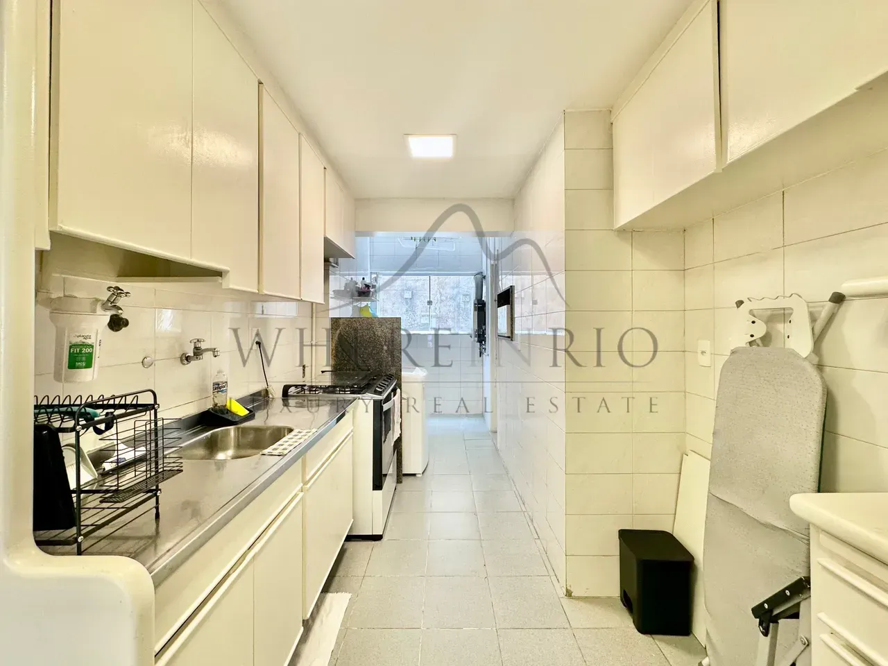 Apartment with 4 bedrooms and a closed kitchen with gas stove — photo 18
