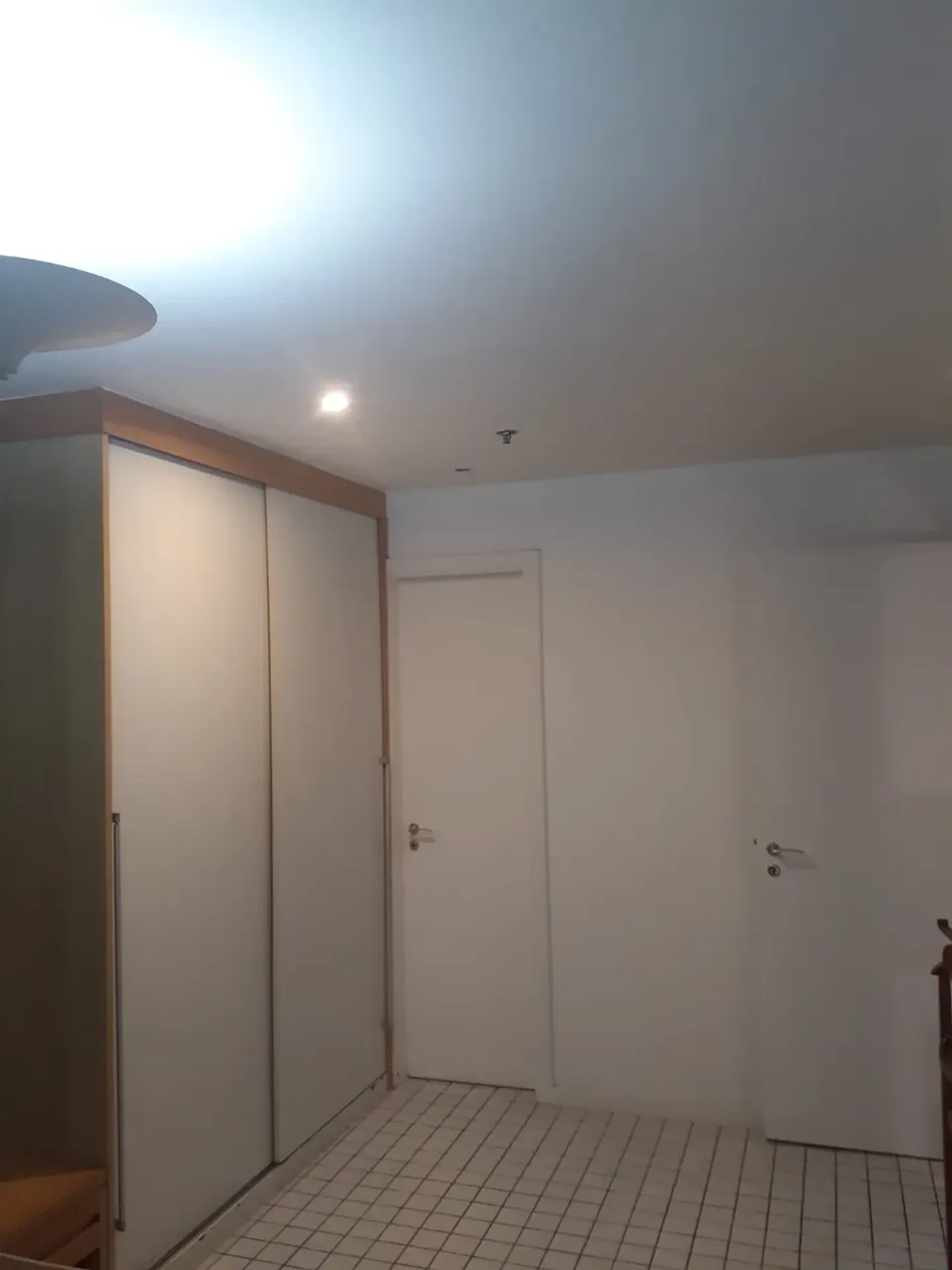 One-bedroom apartment in a building with a gym — photo 17