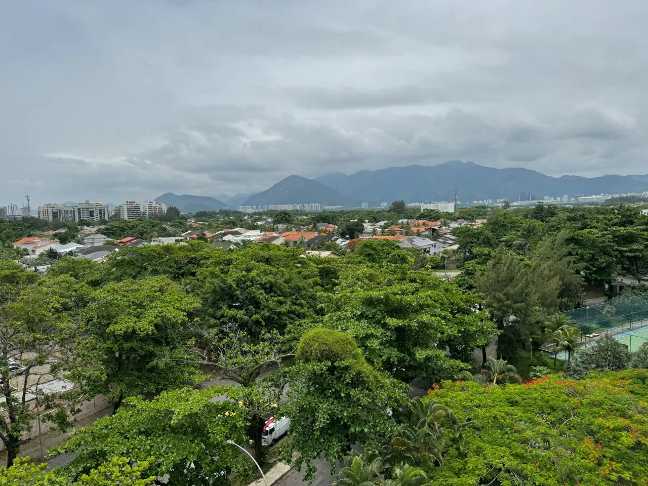 Furnished 4-bedroom apartment with glass balcony — photo 18