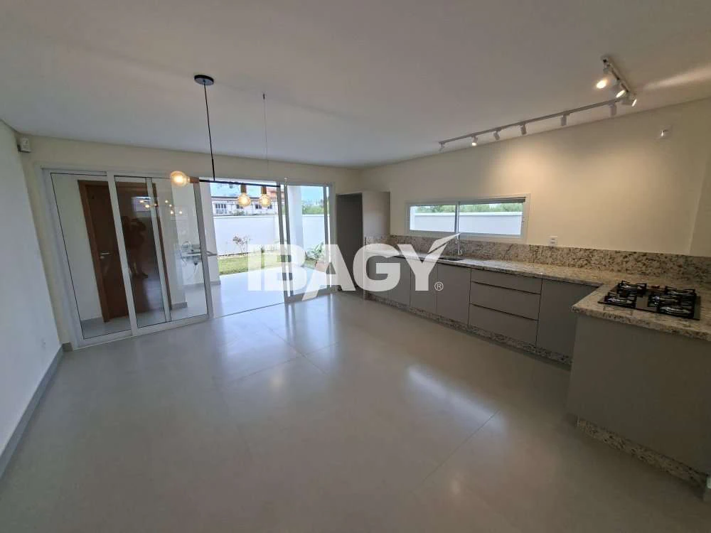 3-suite house with 4 bathrooms and 2 parking spots — photo 4
