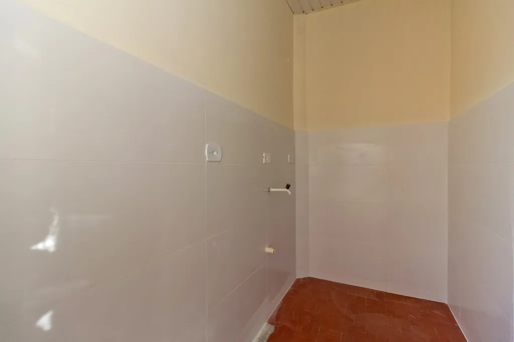 One-bedroom apartment with wood or laminate floors — photo 2