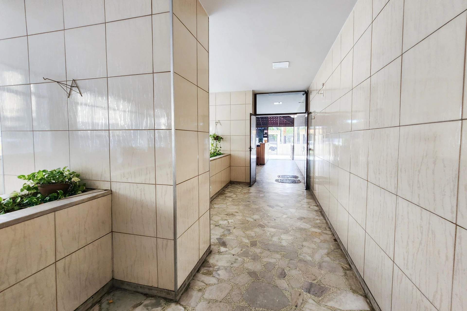 1-bedroom unfurnished apartment with 1 bathroom and parking — photo 32