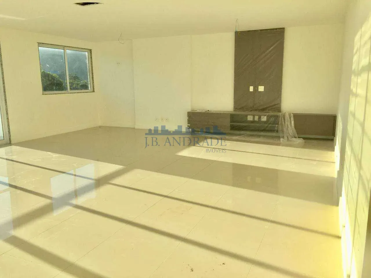 320 m² apartment with a walk-in closet and a mountain view — photo 4
