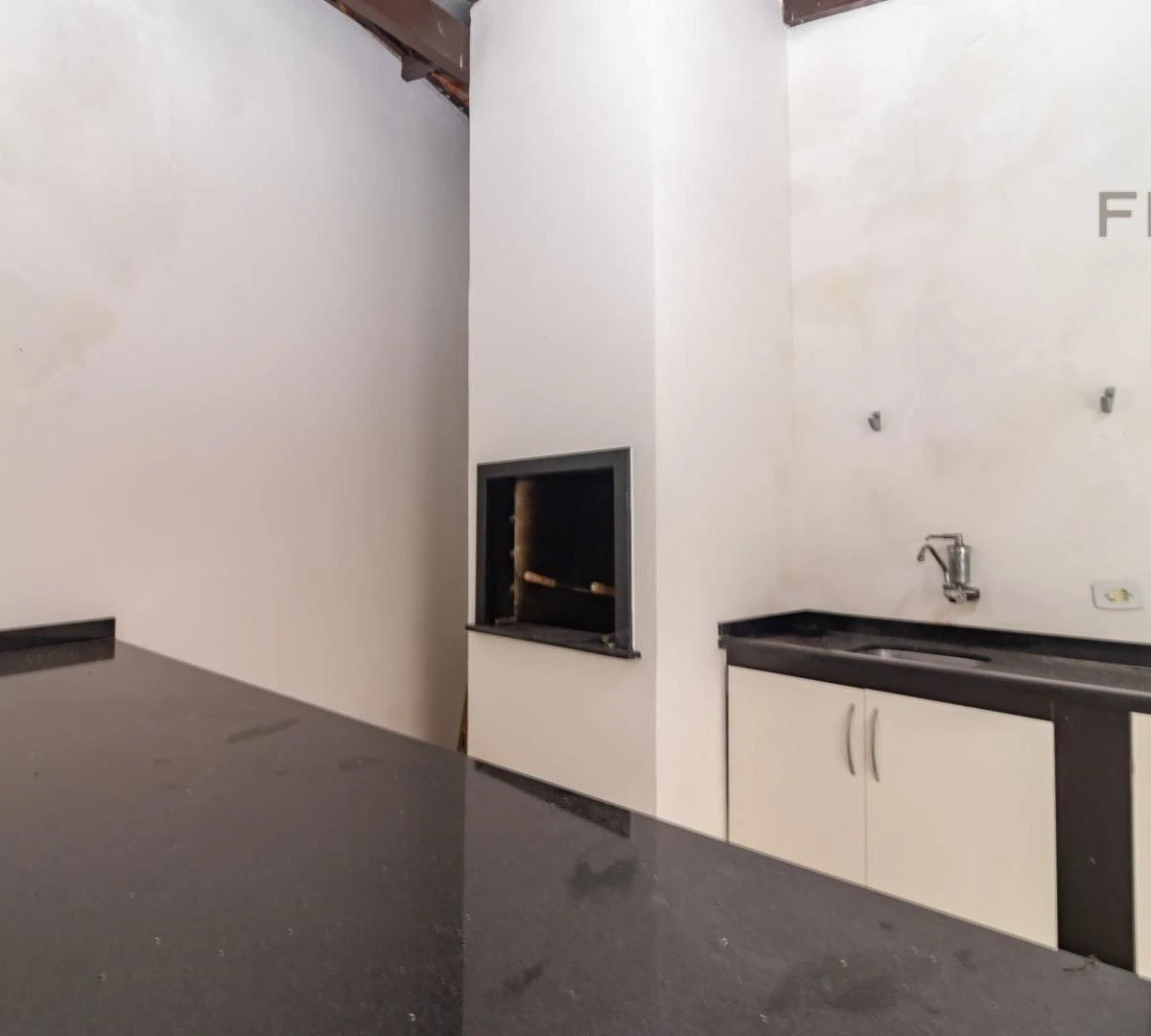 4-bedroom house with a bathtub in Curitiba — photo 42