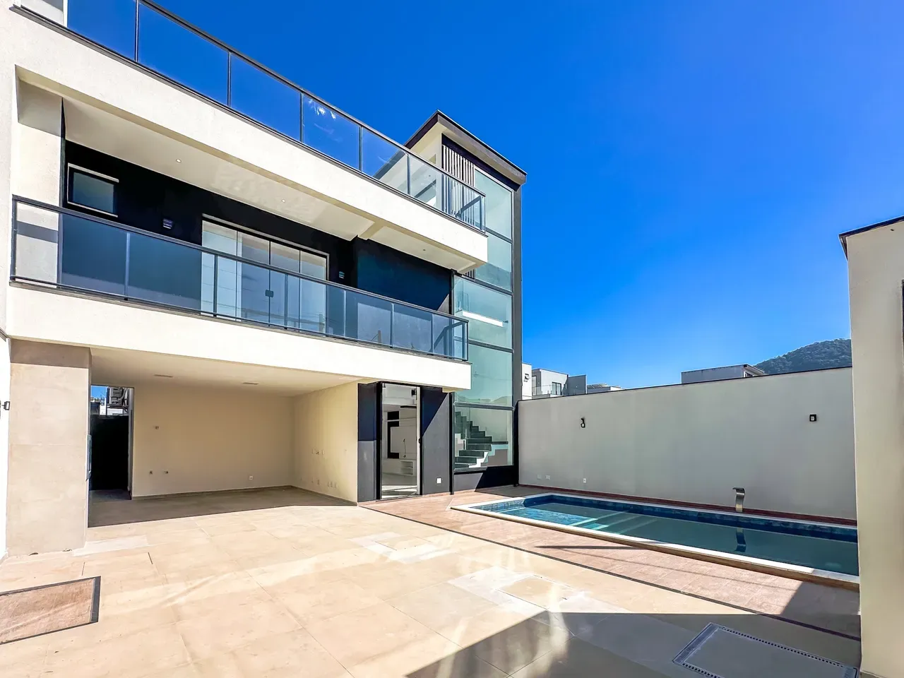 4-suite house with 6 bathrooms, 370 m² and 3 parking — photo 2