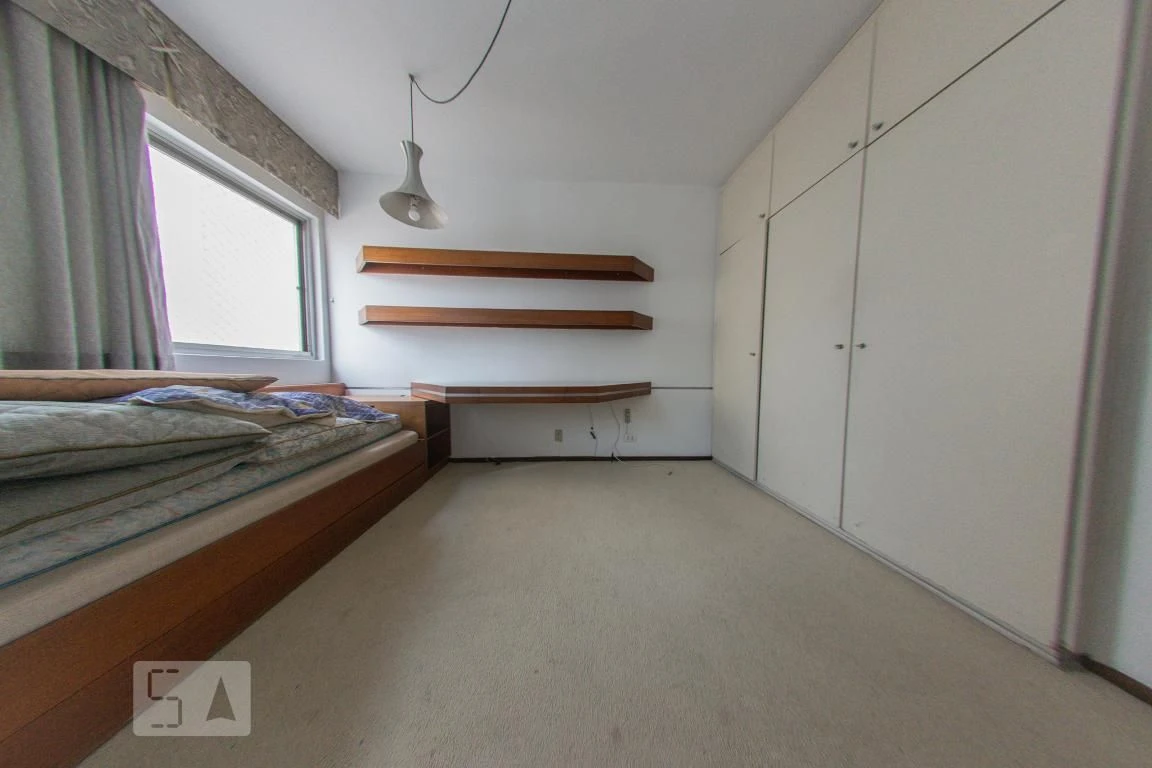 4-bedroom apartment with a walk-in closet — photo 18